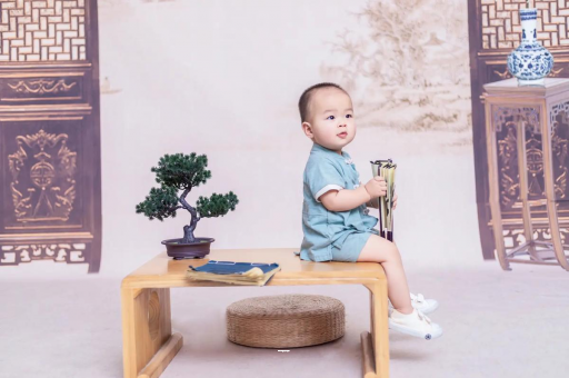 澧县宝宝边吃奶边挣扎烦躁